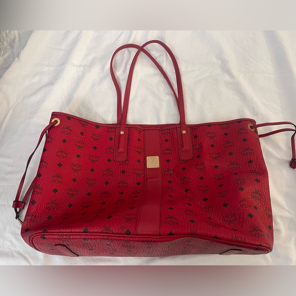 MCM Large Reversible Liz Shopper in Visetos Ruby Red